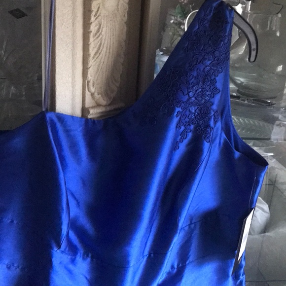 🆕 Sangria Woman Gown 👗 - Picture 3 of 6